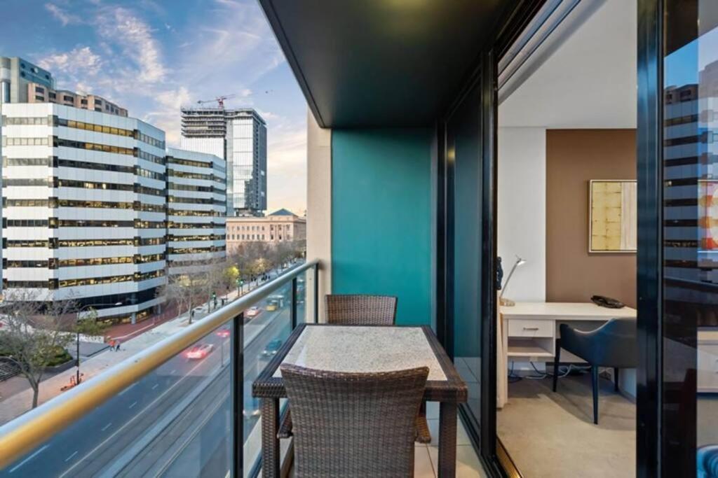 New Heights On North Terrace - 2br Cbd Views Pool Apartment *
