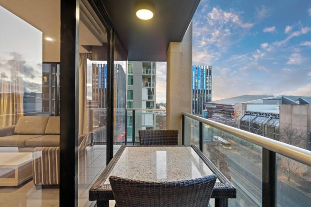 New Heights On North Terrace - 2br Cbd Views Pool Apartment *