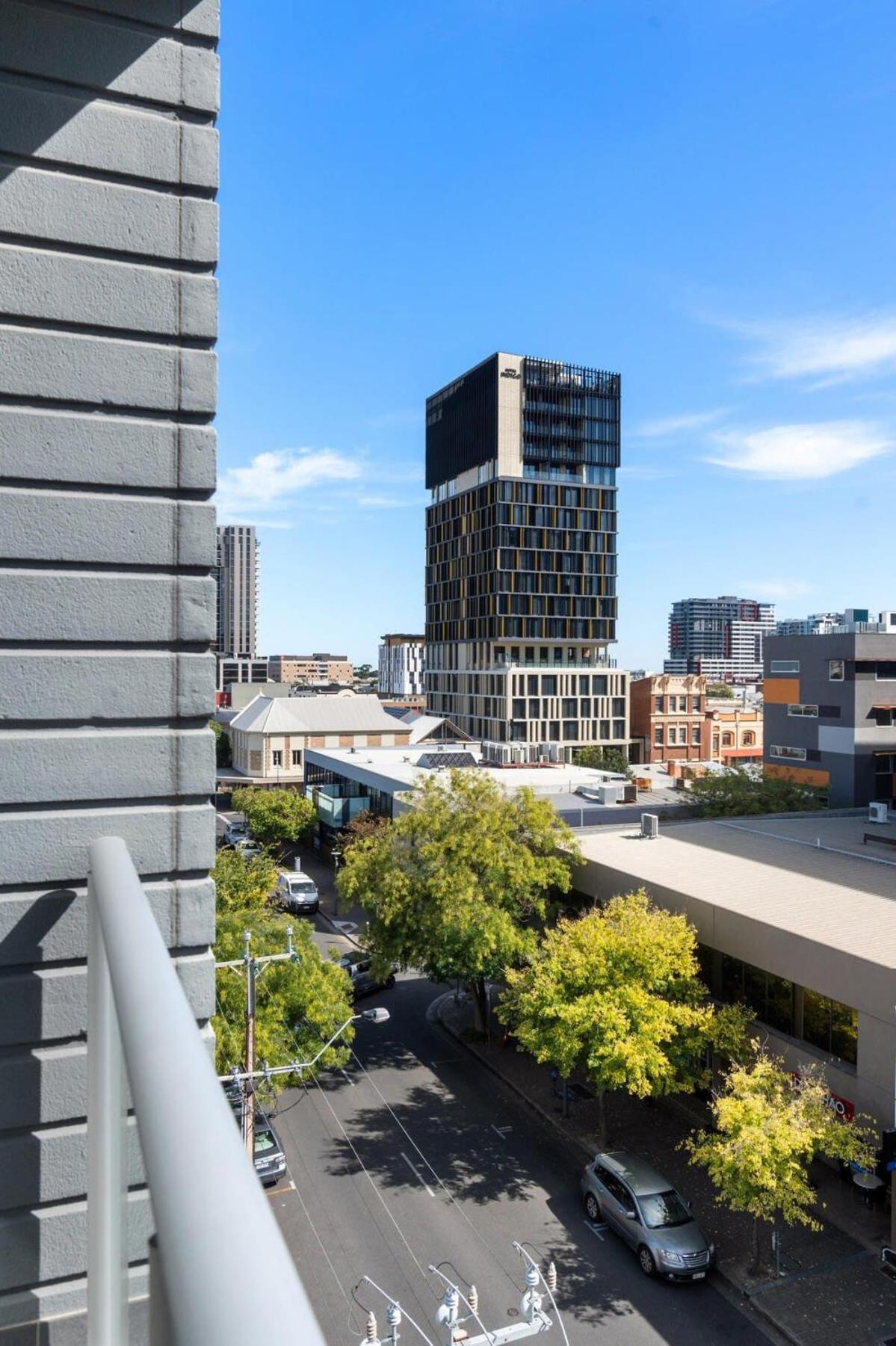 1br Cbd The Location