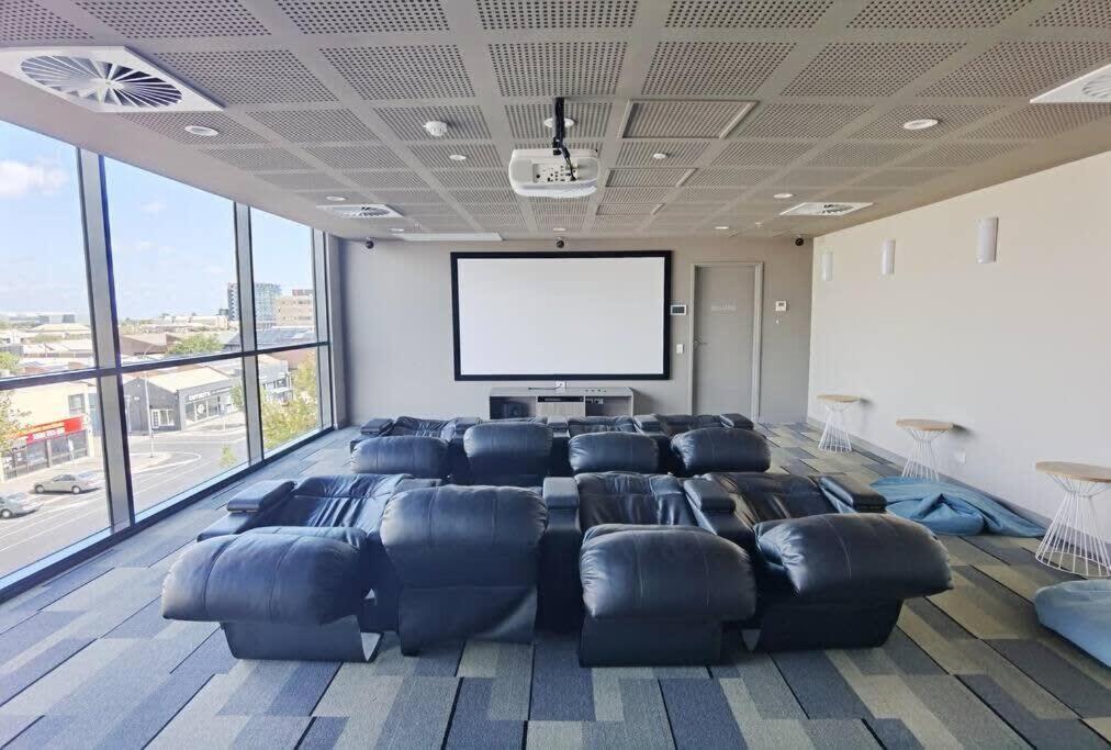 Comfy Place With Fabulous View Penthouse Level *