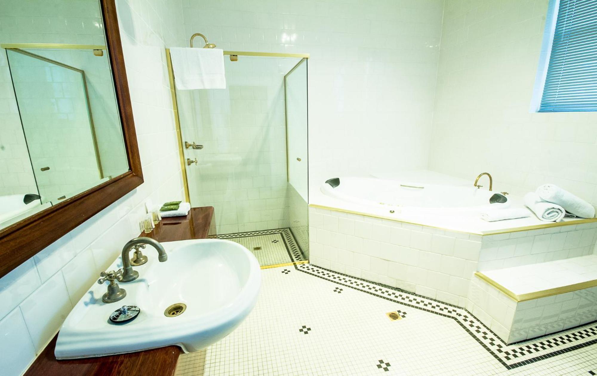Largs Pier Hotel 4*