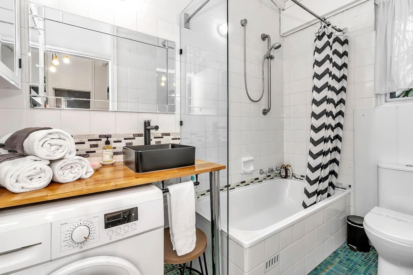 'treetops At Glenelg' Coastal With Leafy Patio Apartment *