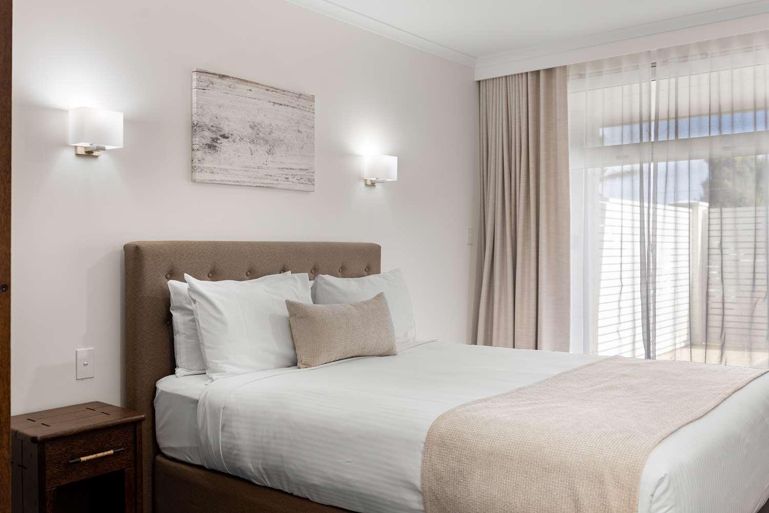Hotel Western Airport 4*