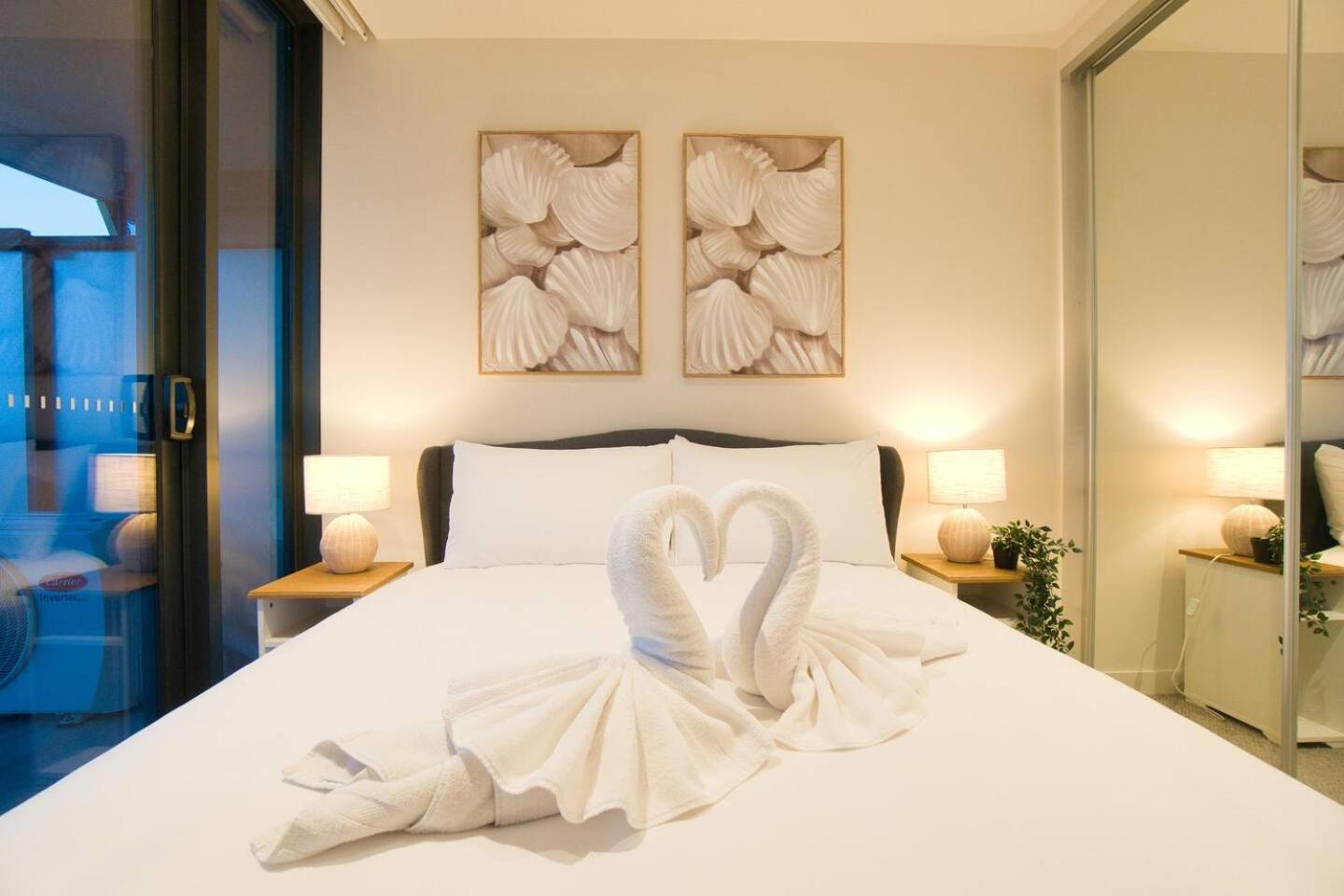 Apartment Coastal Retreat In Realm - Luxe 1br Oasis *