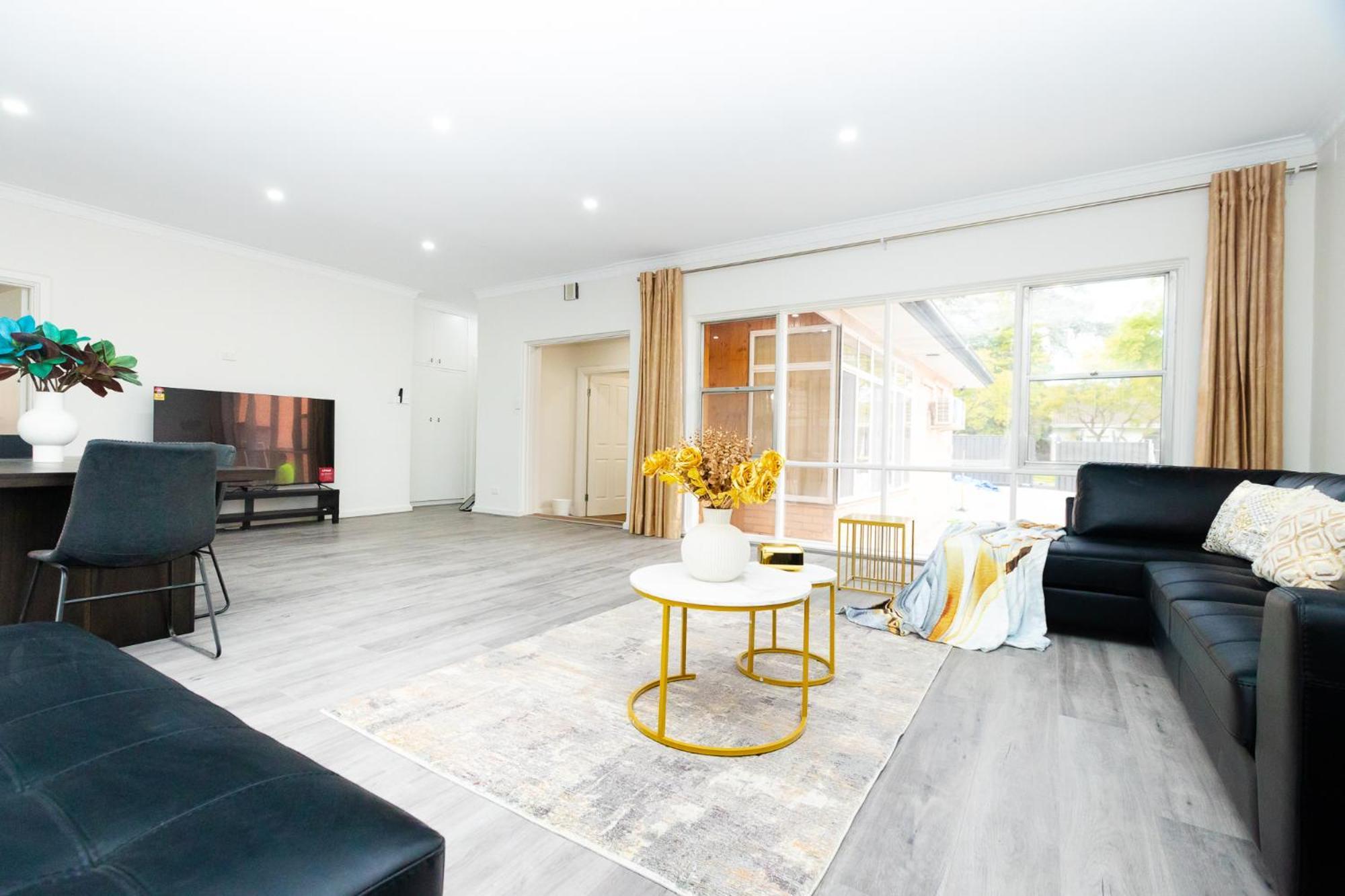 Guest house Escape And Business-3bath Full Kitchen Fast Wifi 3tv-for Large Families And Group Adelaide