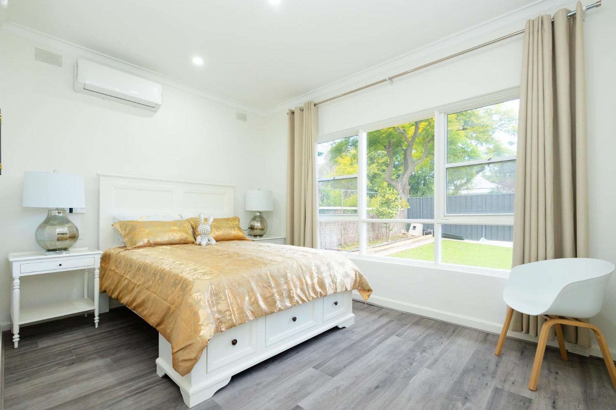 Guest house Escape And Business-3bath Full Kitchen Fast Wifi 3tv-for Large Families And Group Adelaide