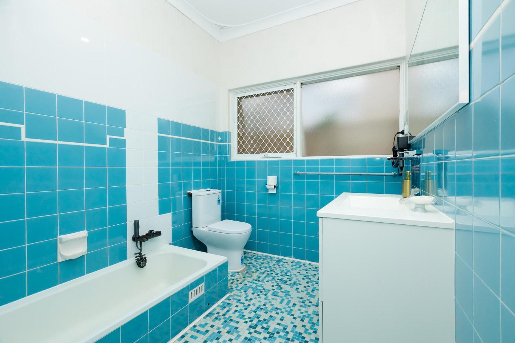Guest house Escape And Business-3bath Full Kitchen Fast Wifi 3tv-for Large Families And Group Adelaide