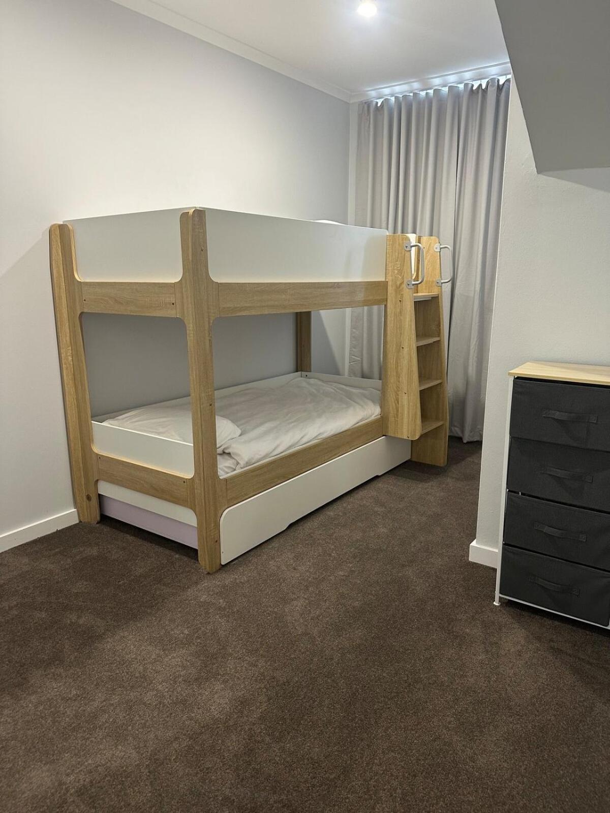 3 Bedroom City Apt, Big Yard & Park Views - Sleeps 7 Apartment *
