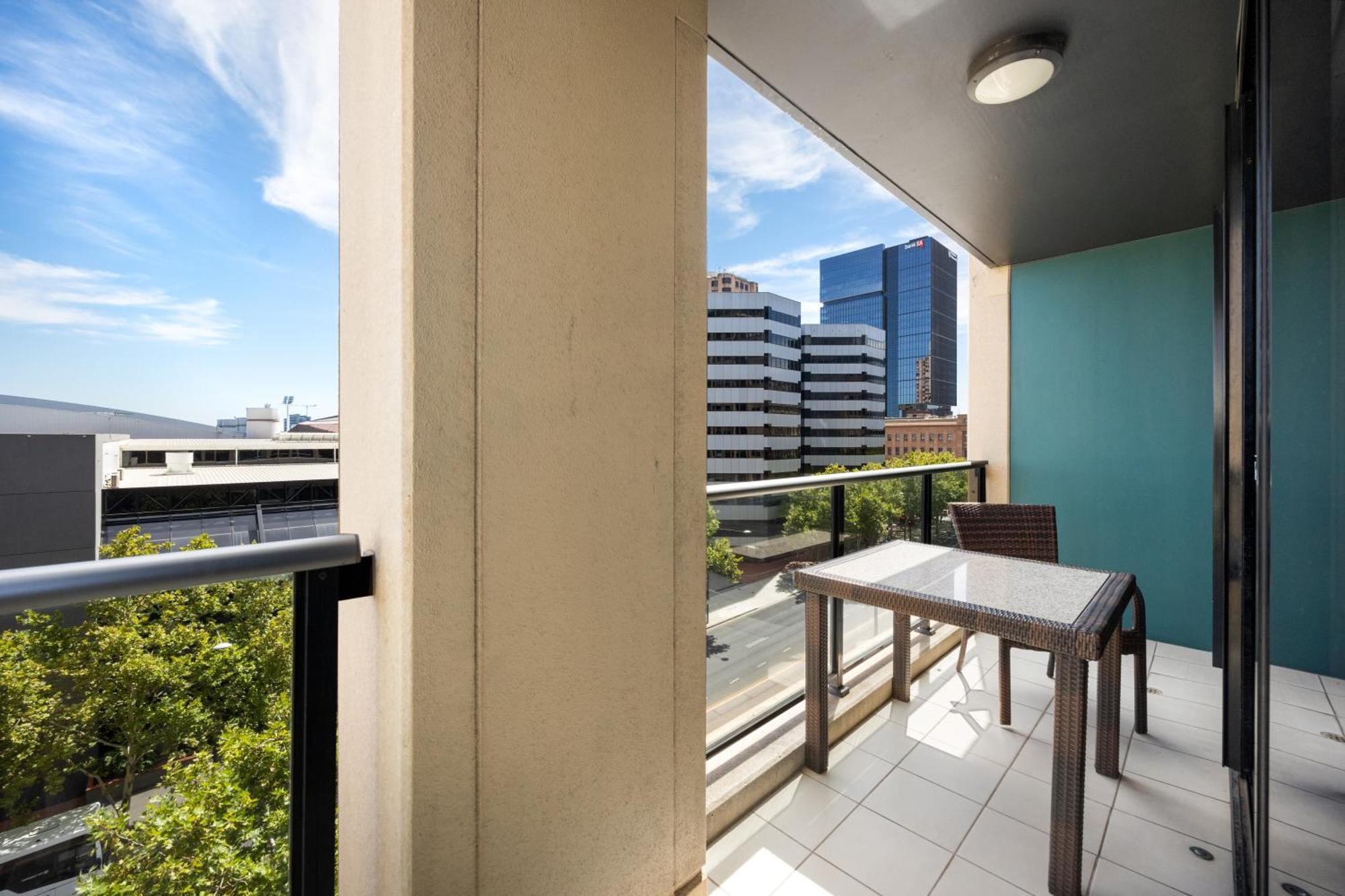 New Heights On North Terrace - 2br Cbd Views Pool Adelaide