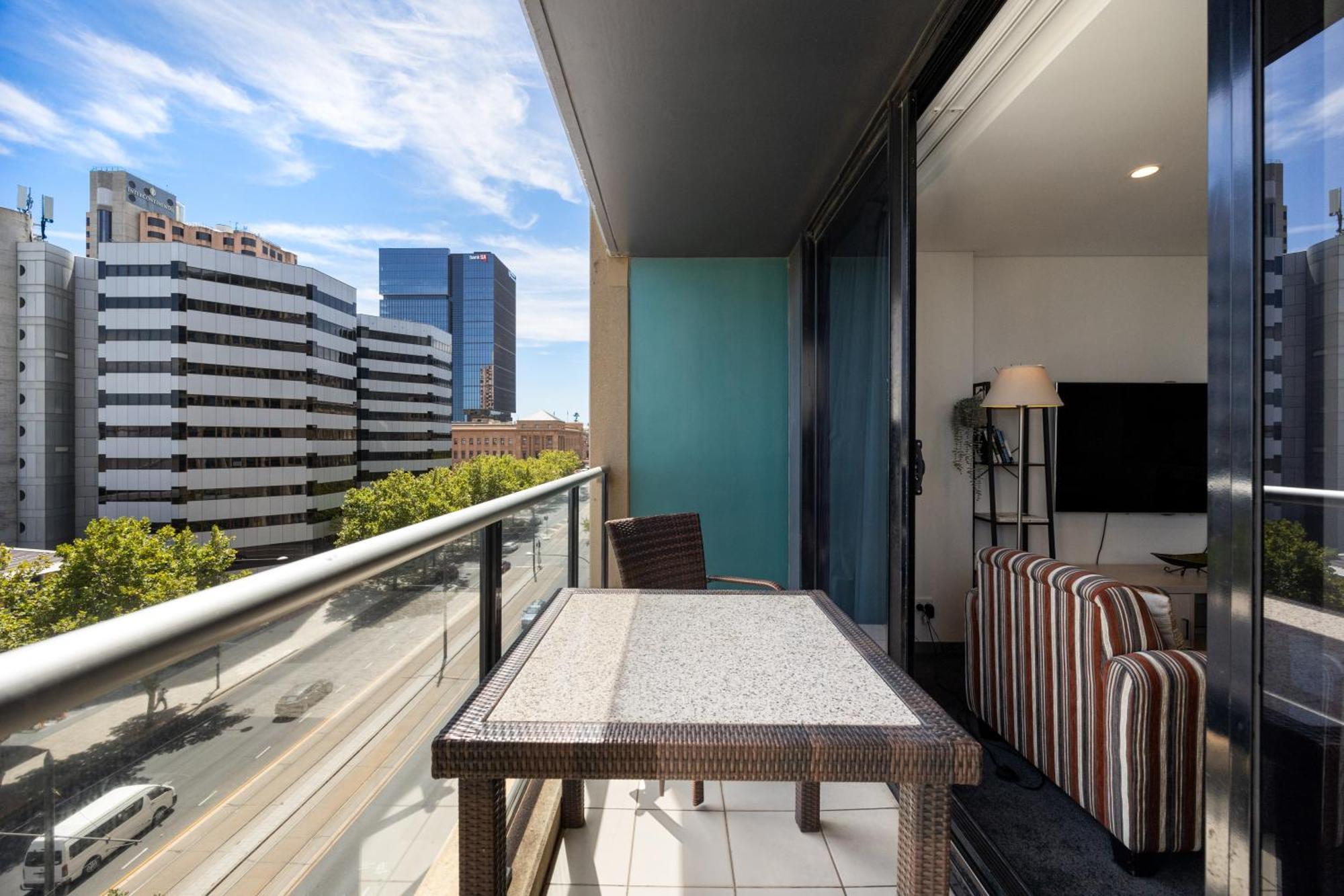 New Heights On North Terrace - 2br Cbd Views Pool Apartment Adelaide