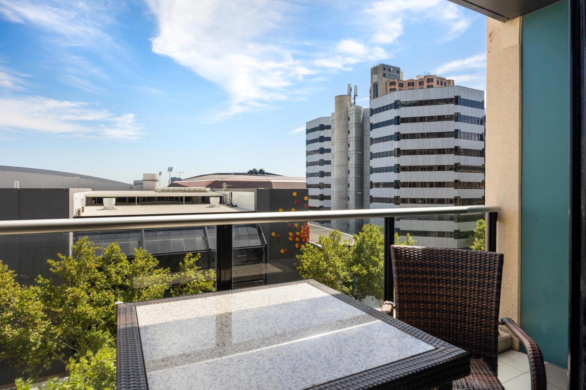 New Heights On North Terrace - 2br Cbd Views Pool Apartment *