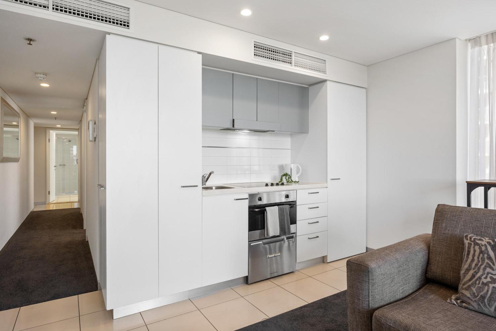 New Heights On North Terrace - 2br Cbd Views Pool Apartment
