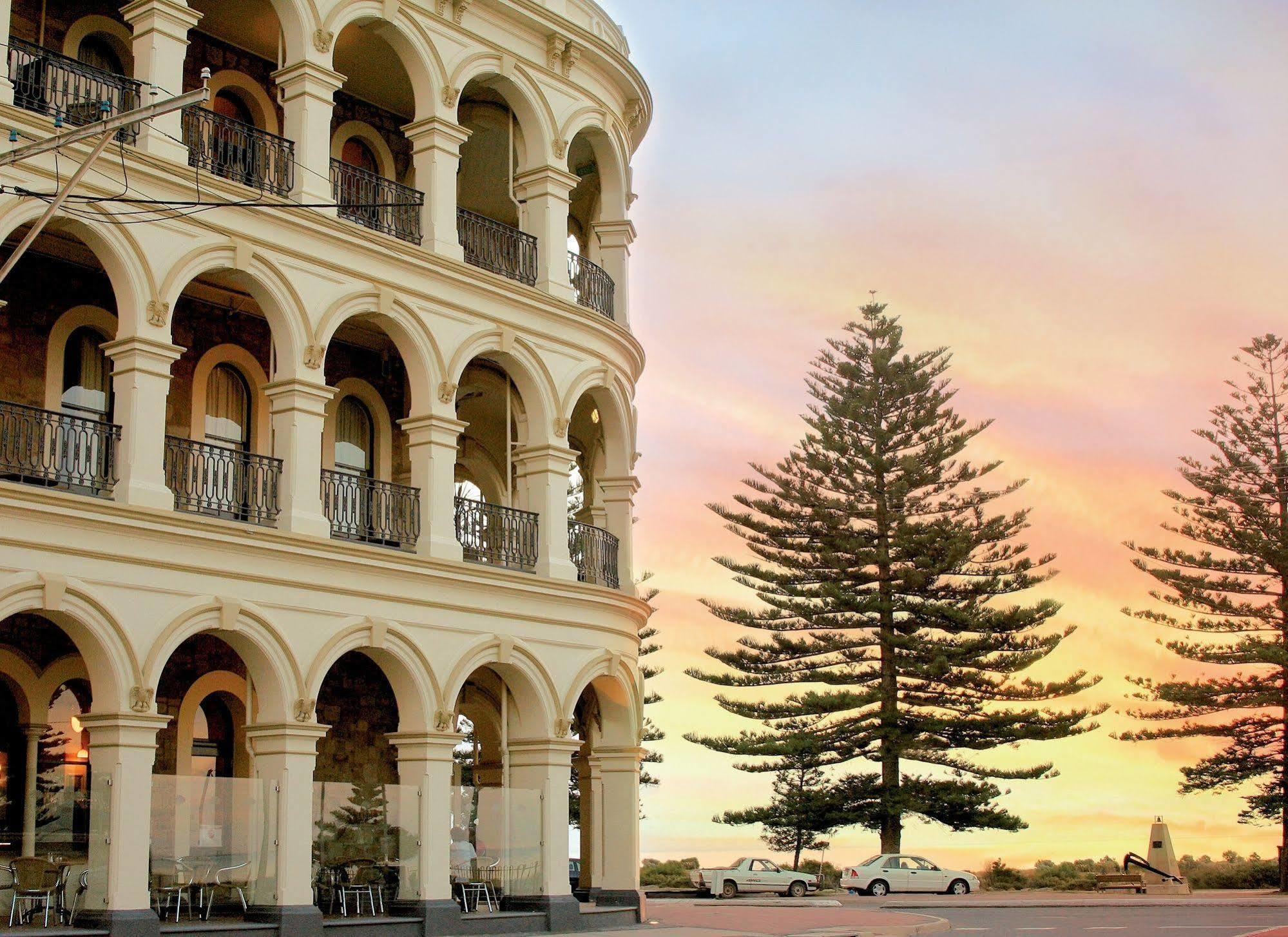 Hotel Largs Pier 4*
