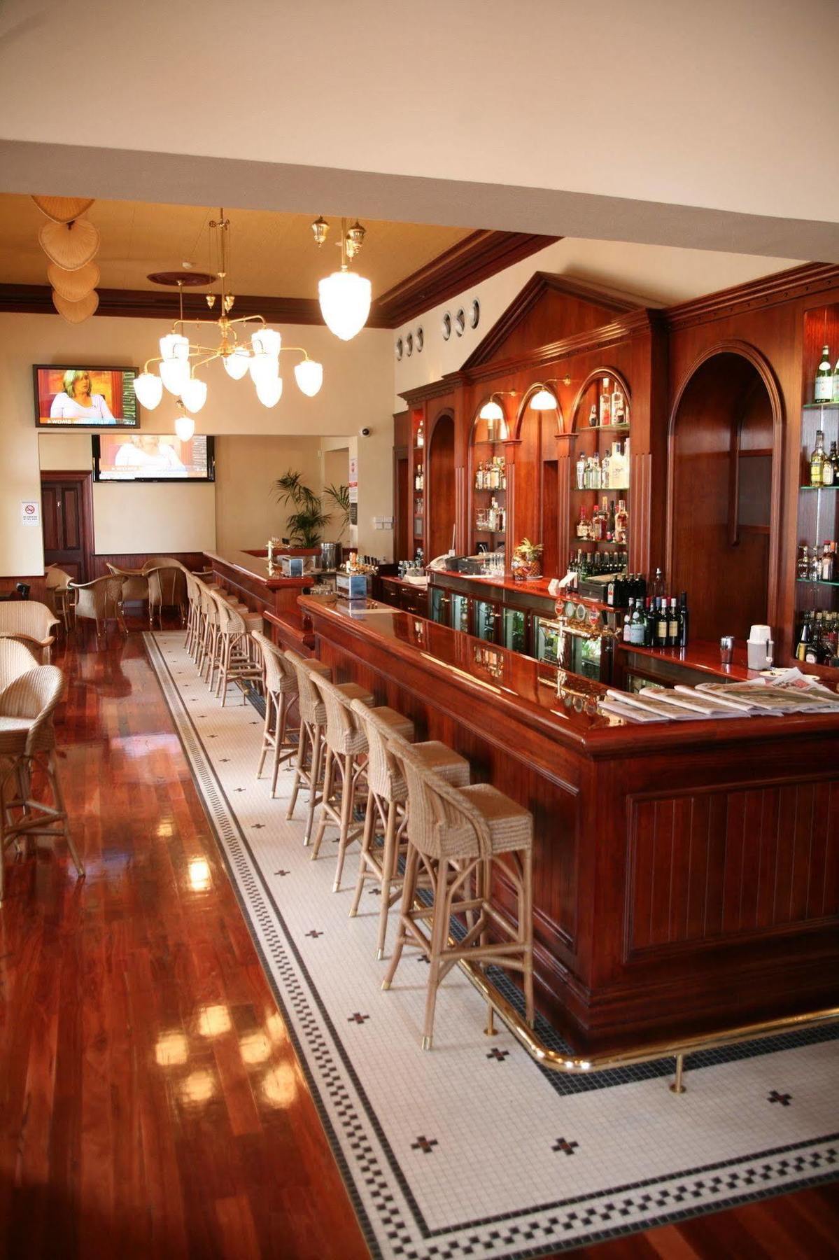 Hotel Largs Pier 4*