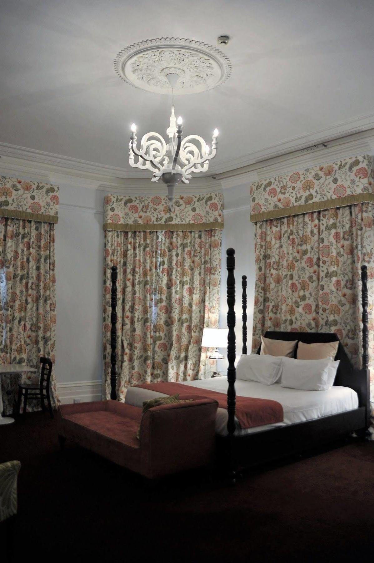 Largs Pier Hotel 4*