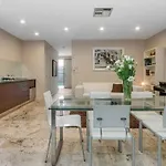 Contemporary Townhouse In Adelaide City