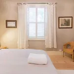 Henry Morcomb 2 Bdrm Sleeps 4 Wifi