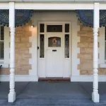 Henry Morcomb 2 Bdrm Sleeps 4 Wifi