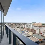 Stunning Views 2Br Luxury Pool Parking Gym Wifi