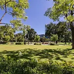Luxury Overlooking Hindmarsh Sq With Pool & Gym