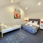 Spacious 4 Bedroom And 2 Bathrooms City Apartment