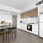 Isaac - The Cityscape View Apartment