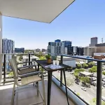 Isaac - The Cityscape View Apartment