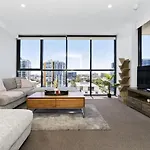 Isaac - The Cityscape View Apartment