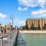 Belle Escapes - Glenelg Oceanview Apartment