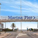 Belle Escapes - Glenelg Oceanview Apartment