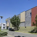 City Oasis 2-Br Townhouse With Balcony & Parking