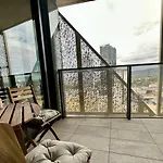 Luxury Top Level 1 Bedroom Apartment With Stunning View In Adelaide Cbd - 1 Minute Walk To Rundle Mall - Free Wifi & Netflix