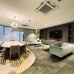 Luxury Top Level 1 Bedroom Apartment With Stunning View In Adelaide Cbd - 1 Minute Walk To Rundle Mall - Free Wifi & Netflix