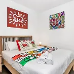 \'Artsy At East End\' A Modern Inner-City Retreat