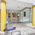 \'Artsy At East End\' A Modern Inner-City Retreat