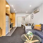 \'Artsy At East End\' A Modern Inner-City Retreat