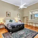 East Parklands Cottage - A Dreamy Garden Hideaway
