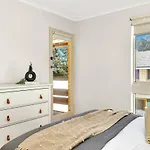 Heart Of Henley - A Homey Hideaway By The Beach