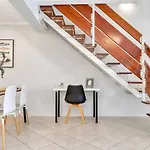 Heart Of Henley - A Homey Hideaway By The Beach