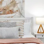\'Violet Cottage\' An Idyllic Urban Oasis For Two