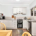 \'Violet Cottage\' An Idyllic Urban Oasis For Two
