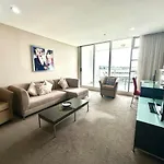 Cbd 2Br Apartment At 96 North Tce - Free Parking