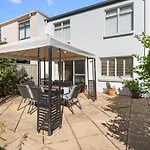 Fantastic Family Home Near City