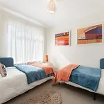 Fantastic Family Home Near City