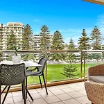 \'Bayside Pines\' Resort-Style Haven On Glenelg Beach