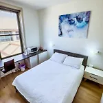 City Studio With Netflix Premium 4K And Memory Foam Bed