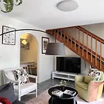 Cozy Townhouse Central Location