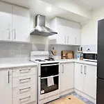 Cozy Townhouse Central Location