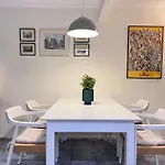 Cozy Townhouse Central Location
