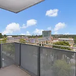 Light & Airy 3 Bd Cbd Apt: Balconytramwifi/Parking